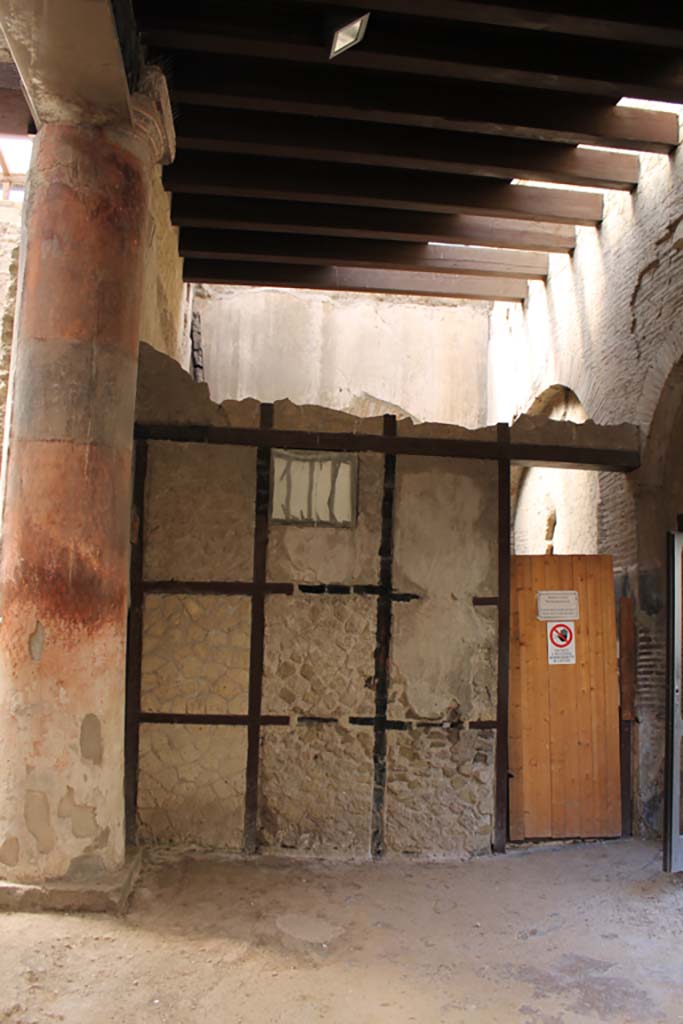 VI.21 Herculaneum, March 2014.
Looking south towards wall of Opus craticium, belonging to a possible caretaker’s room.
Foto Annette Haug, ERC Grant 681269 DÉCOR